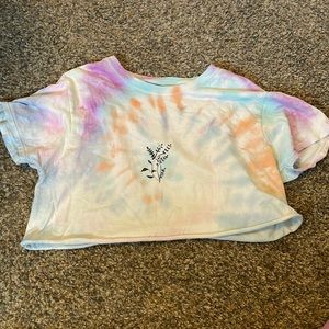 Ty dyes cropped white shirt with lavender picture on it